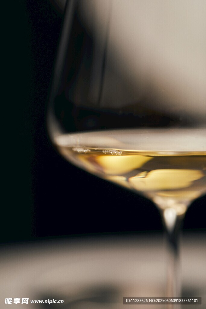 晶瑩白葡萄酒杯特寫(xiě)