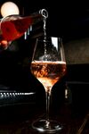 玫瑰酒倒入高腳杯瞬間