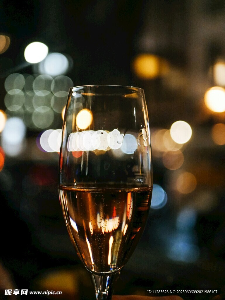 高腳杯中的淺粉葡萄酒