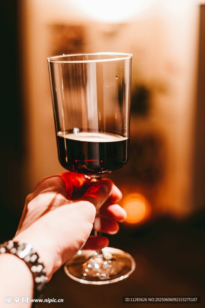 手持紅酒杯特寫