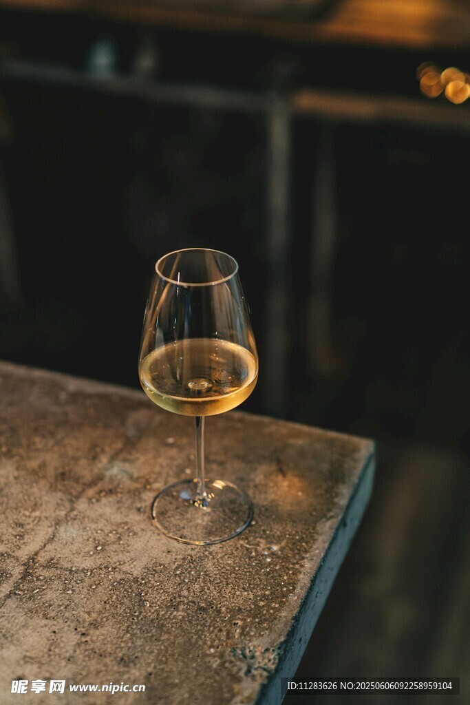 石桌上的一杯美酒