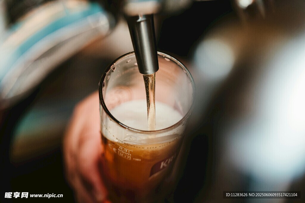 鮮啤正在注入玻璃杯