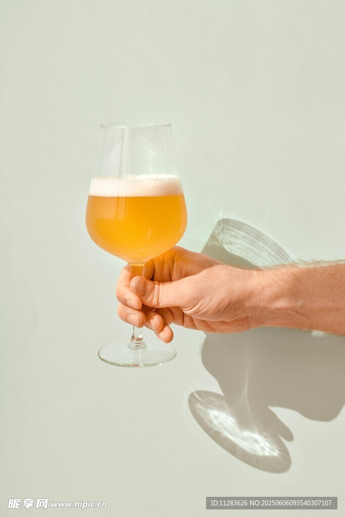 手持精釀啤酒特寫