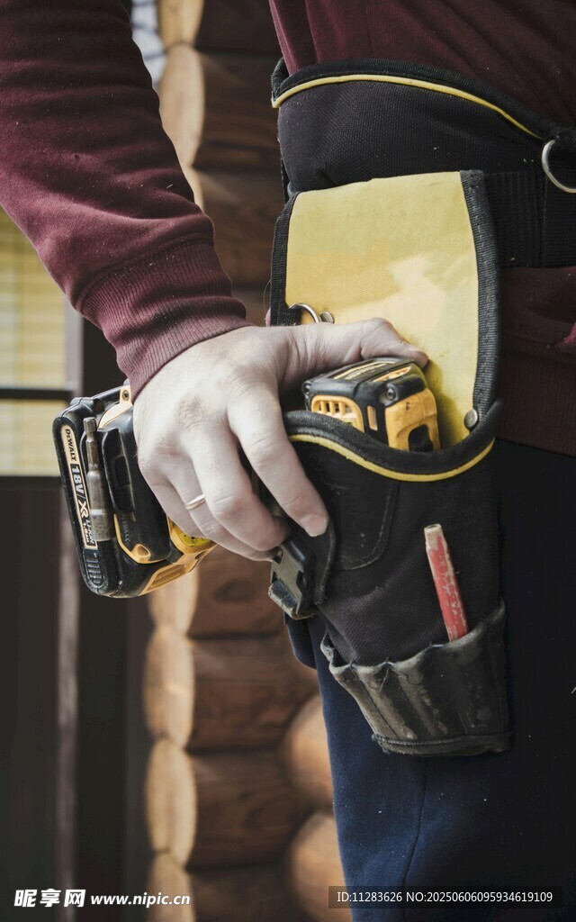 工人手持電動工具作業(yè)