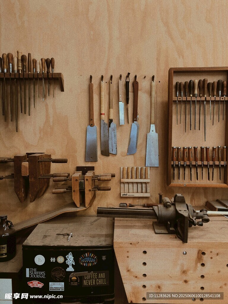 木工工具整齊掛于墻面
