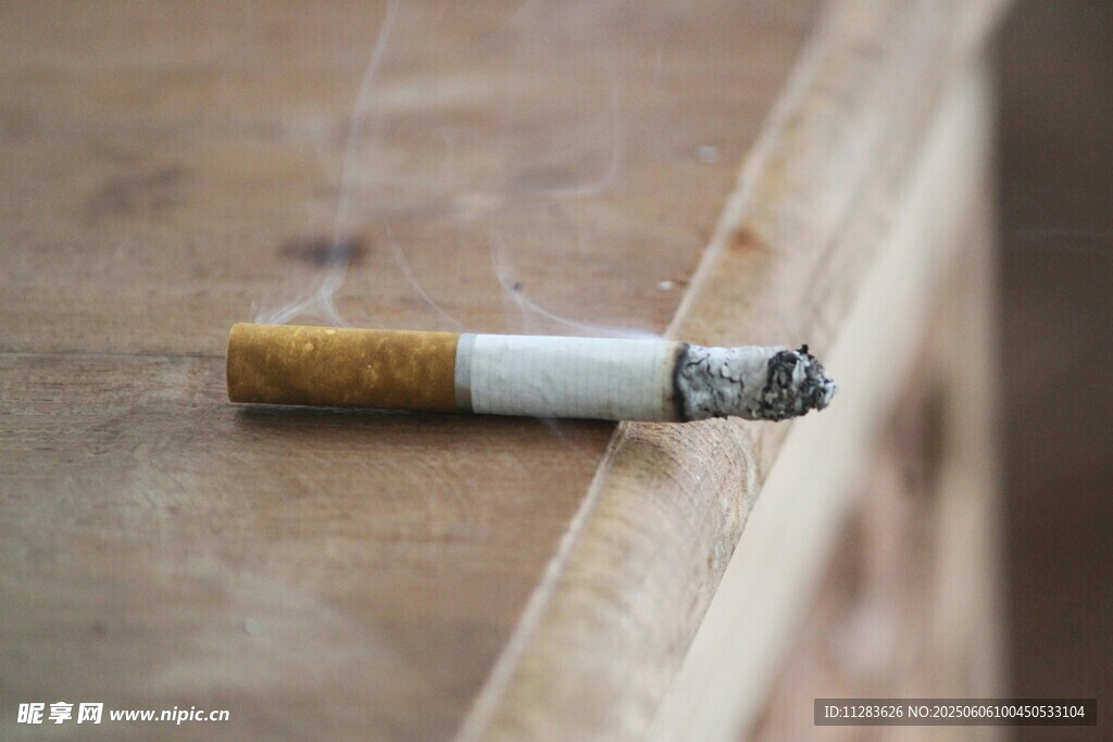 木桌上的半截香煙