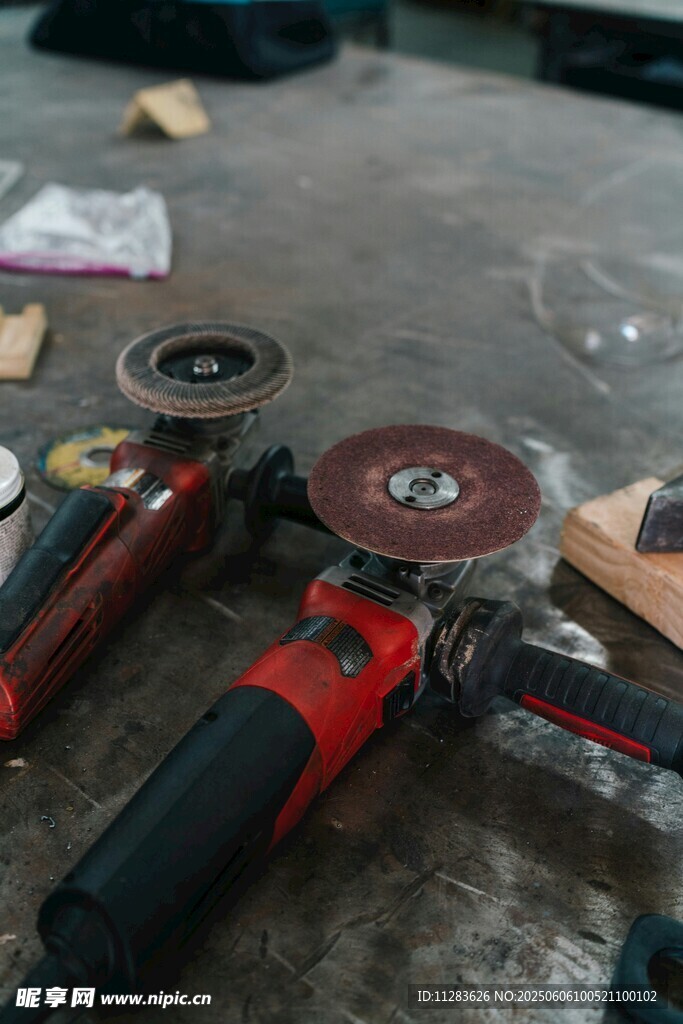 桌上的電動打磨工具
