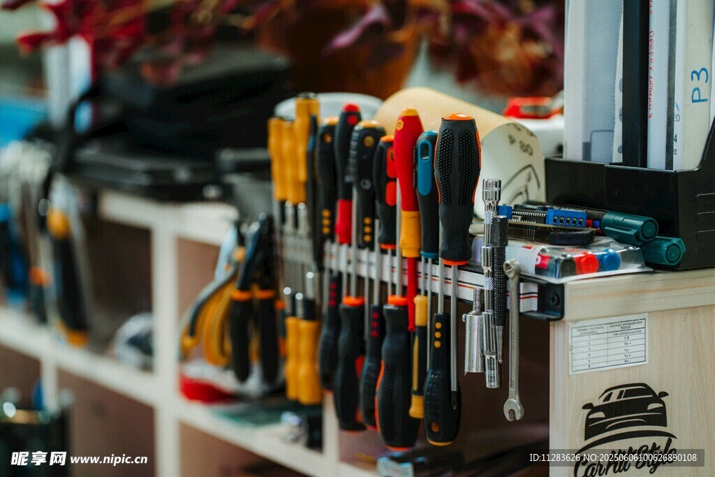 工具架上的多樣工具