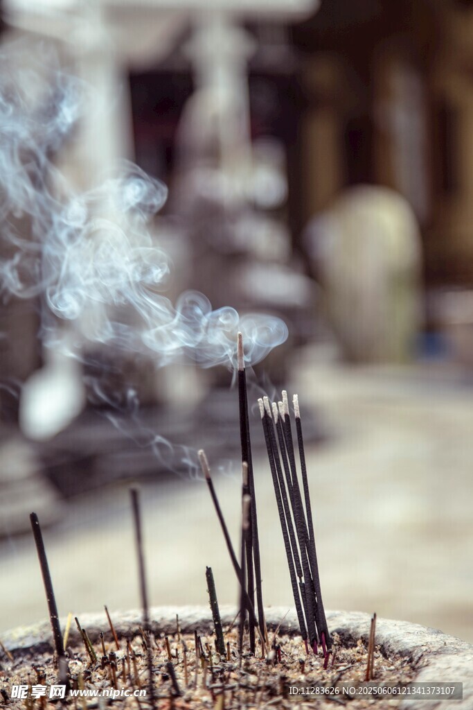 香爐中燃燒的裊裊香