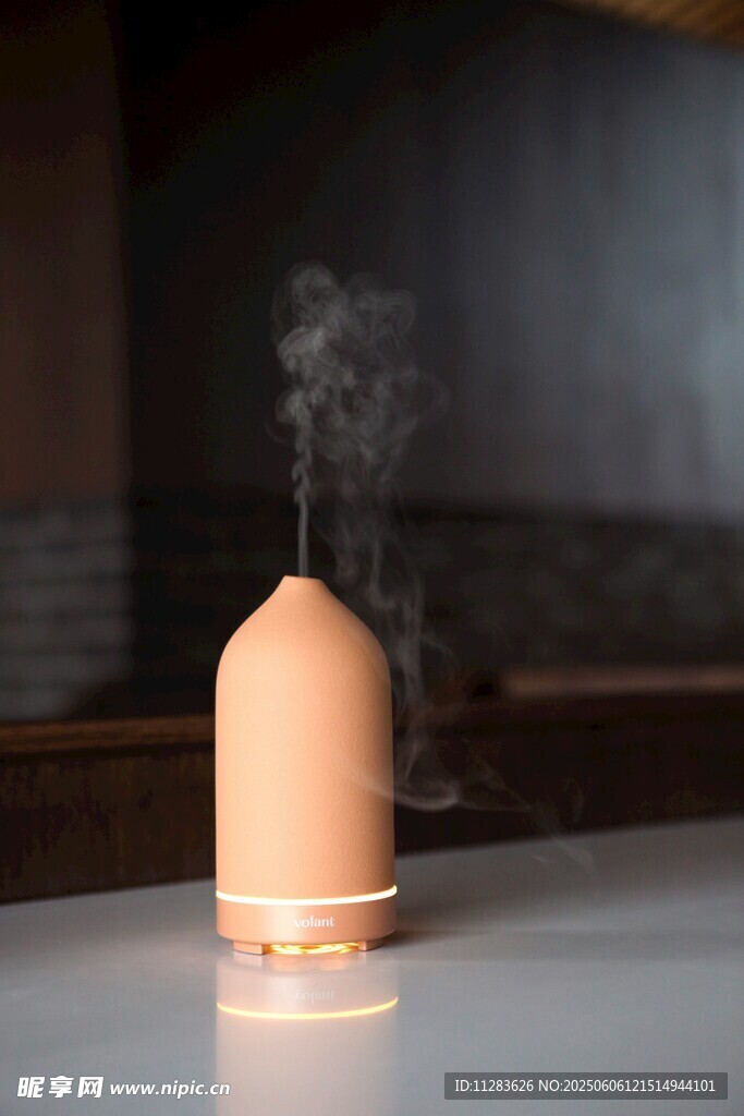 香薰蠟燭散發(fā)裊裊輕煙