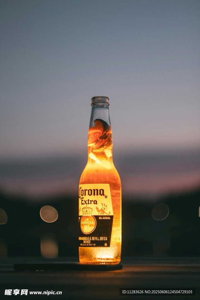 夕陽下的啤酒瓶