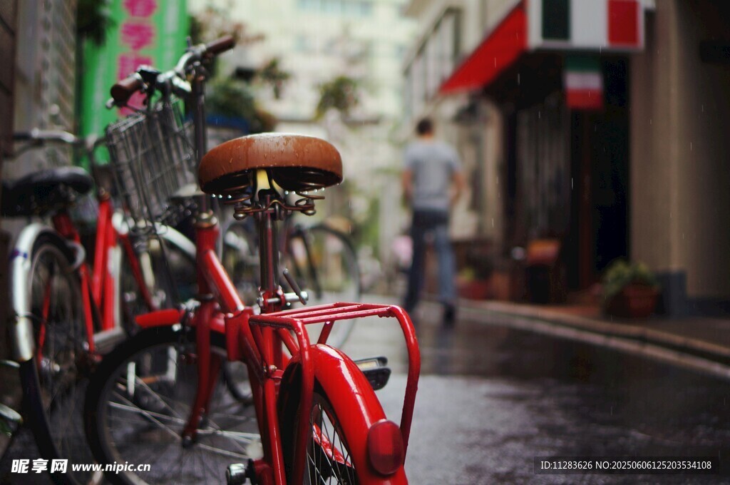 雨中街頭的紅色復古自行車