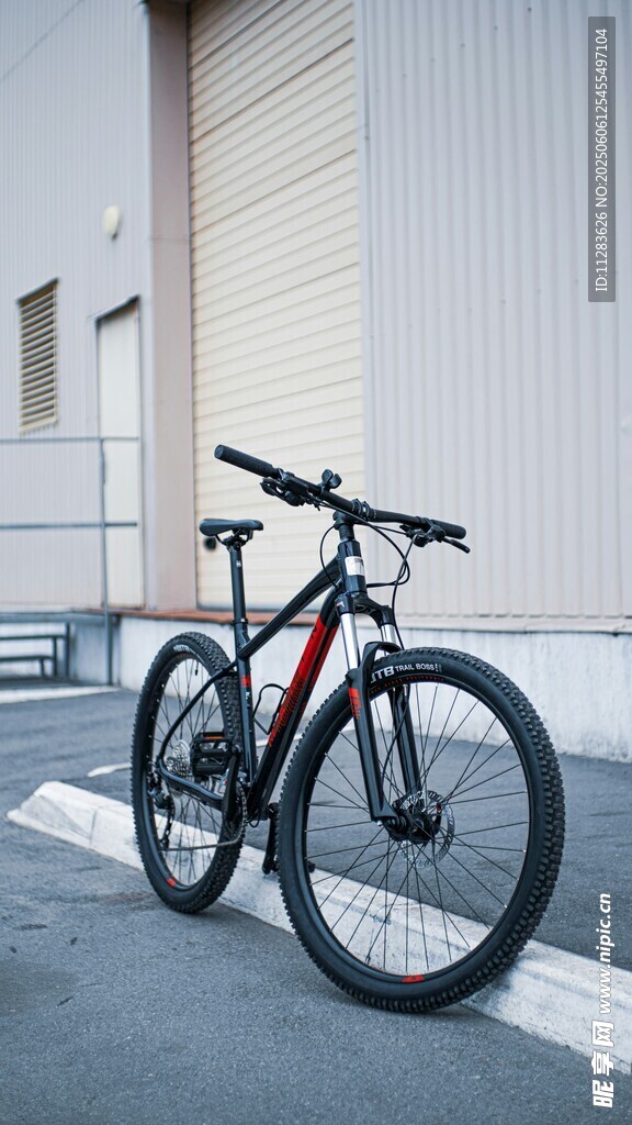 戶(hù)外停放的黑色山地自行車(chē)
