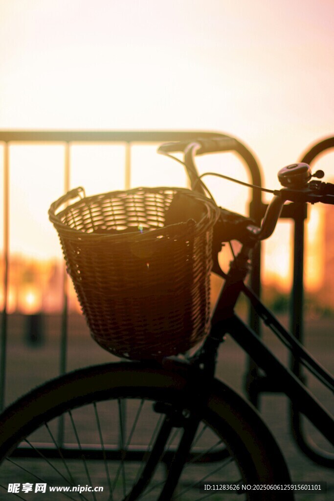夕陽下帶筐的自行車