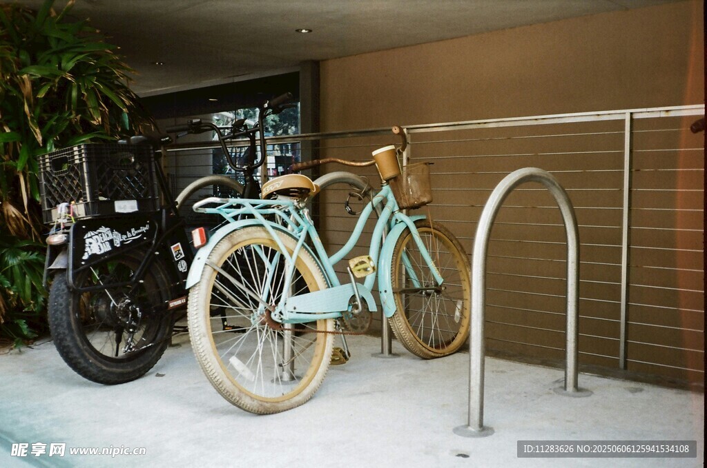自行車展示于室內空間