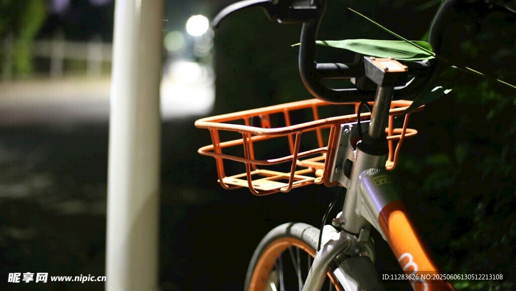 夜間停放的帶筐共享單車