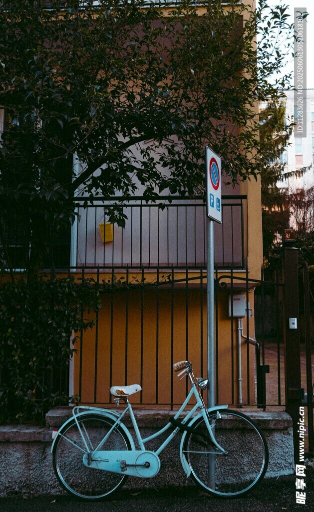 復古單車停靠在溫馨小屋旁