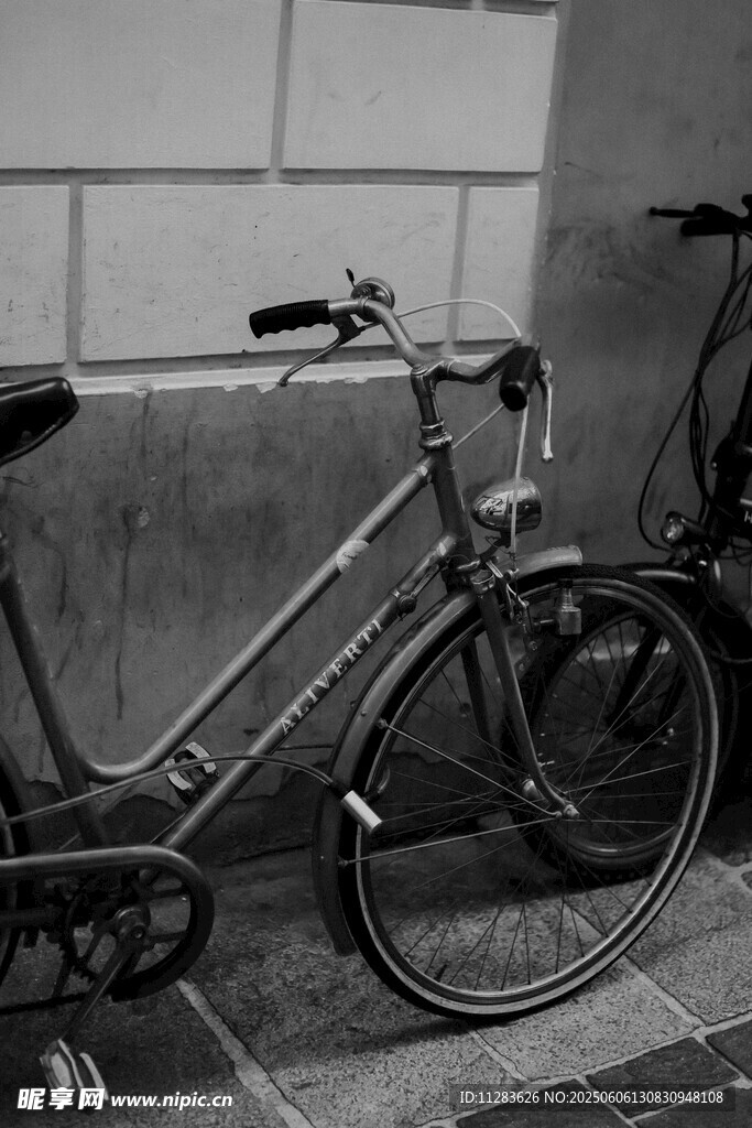 復古風格停放的老式自行車