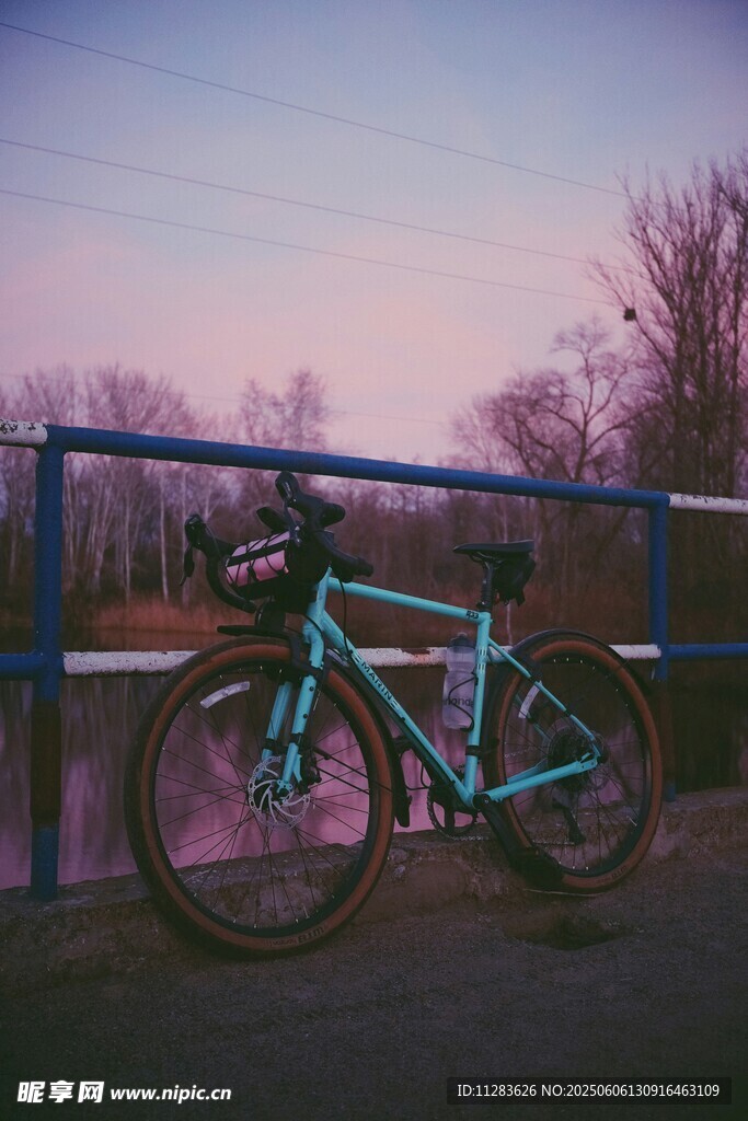 夕陽下停靠的藍(lán)色自行車