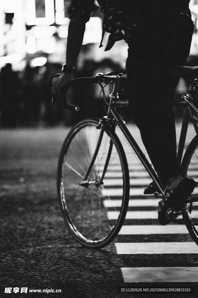 行人騎車過斑馬線