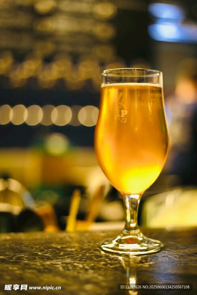 一杯金黃啤酒