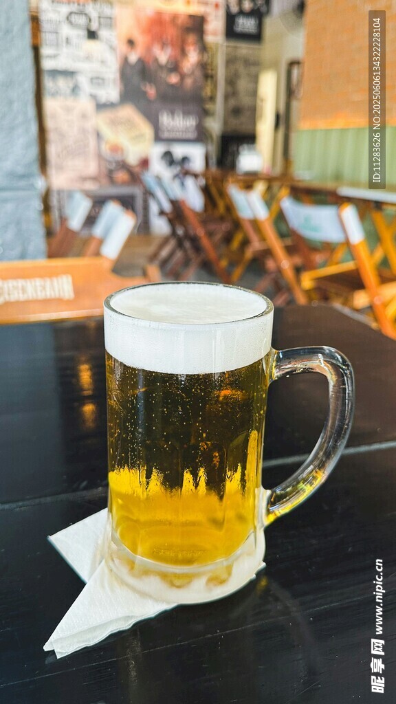 桌上的一杯鮮啤酒