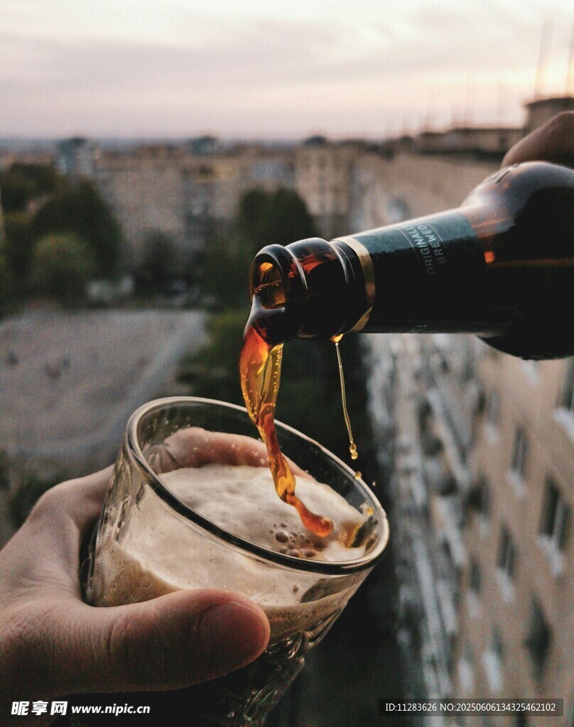 戶外倒酒瞬間