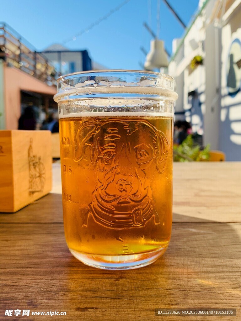 木桌上的一杯金黃啤酒