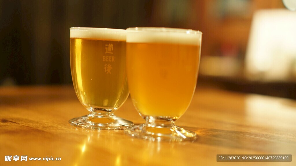 兩杯精釀啤酒置于桌前