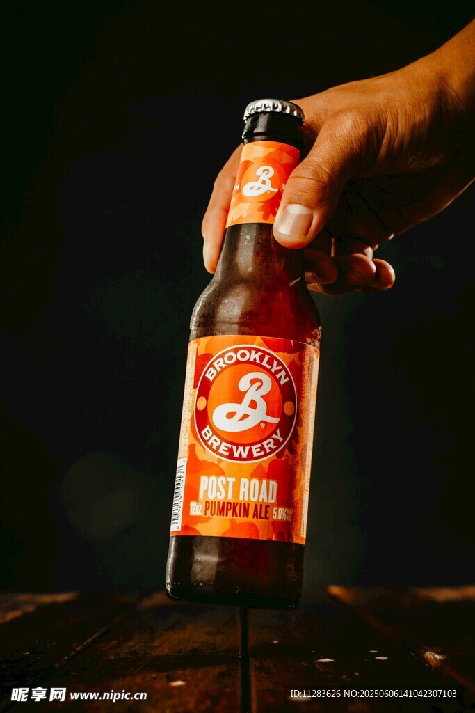 手握著的紅色飲料瓶