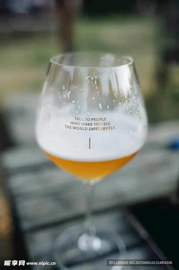 杯中精釀啤酒泡沫豐富