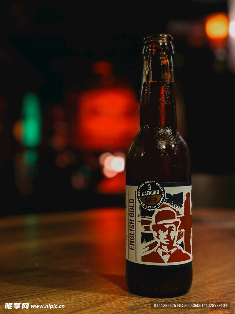 桌上的特色啤酒瓶