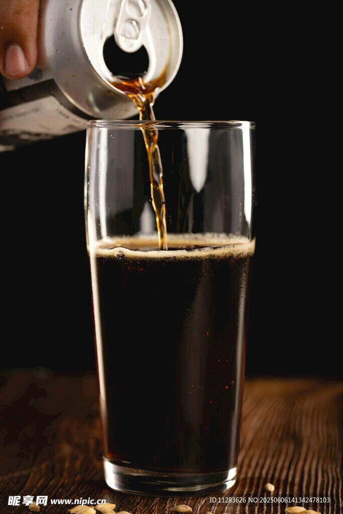 罐裝飲料倒入玻璃杯