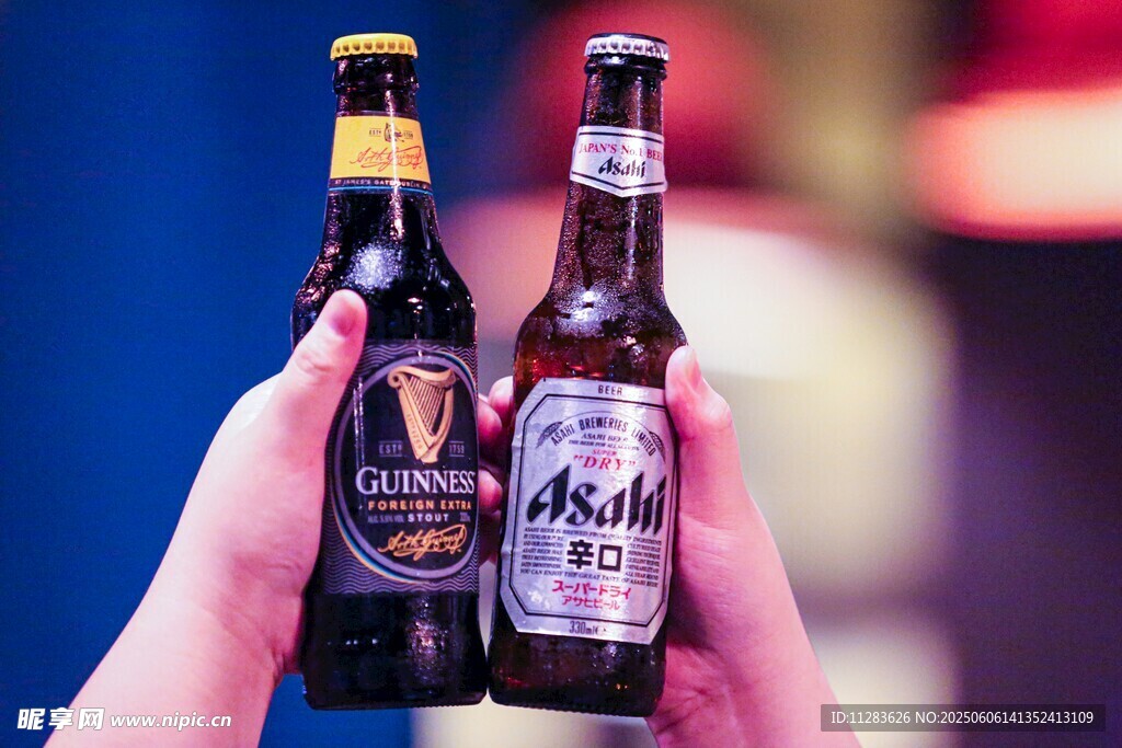 手持雙瓶啤酒特寫