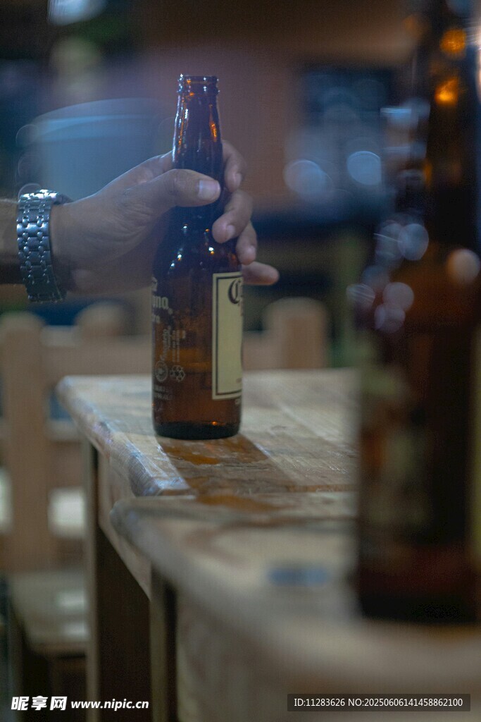 酒吧場景中的啤酒與手