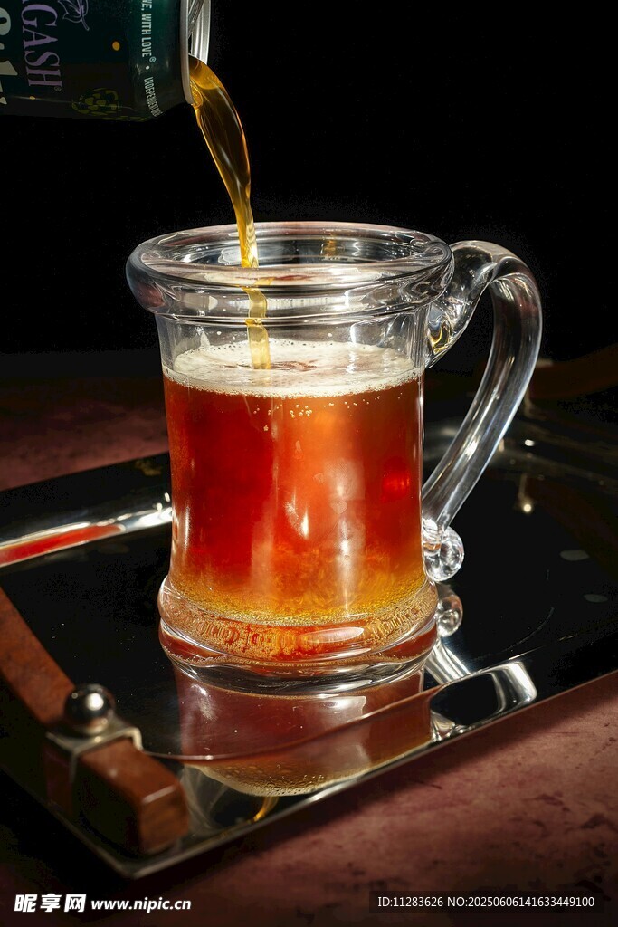琥珀色啤酒正倒入玻璃杯中