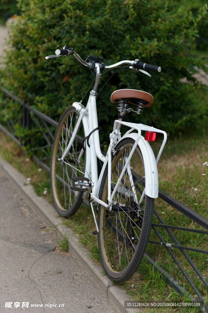 路邊停靠的白色復古自行車