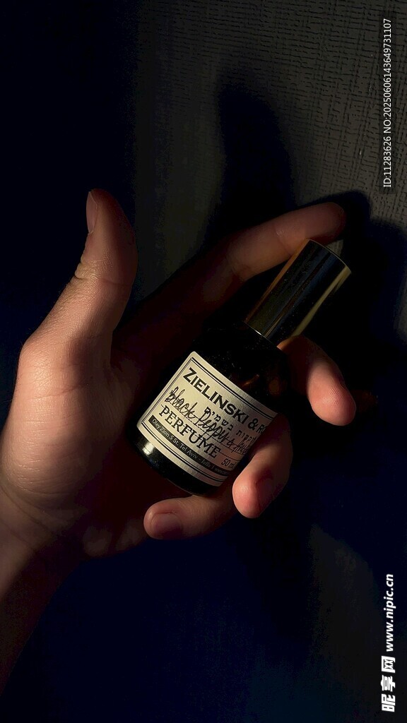 手持神秘小瓶特寫