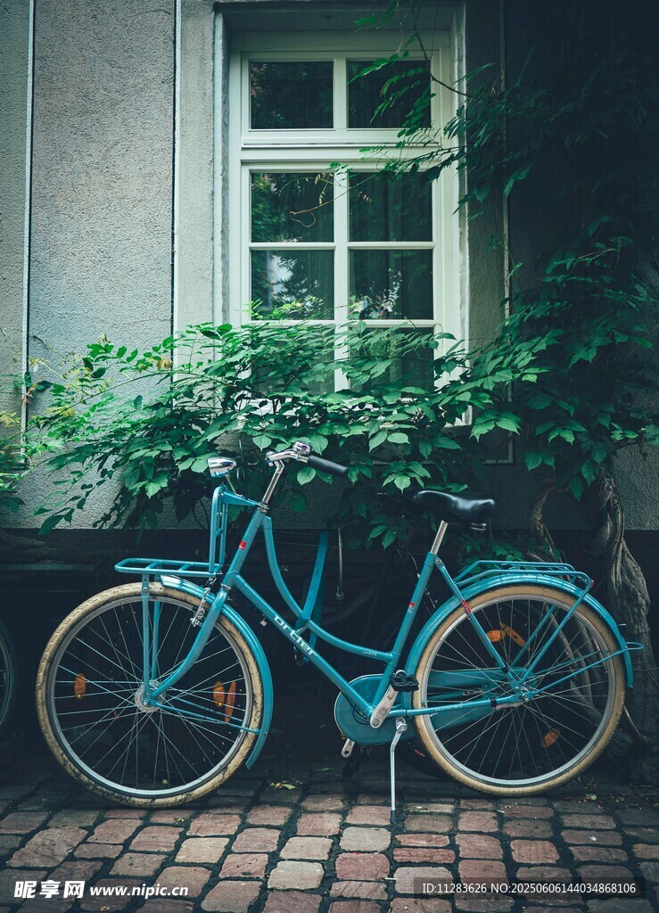 窗邊的藍色復古自行車