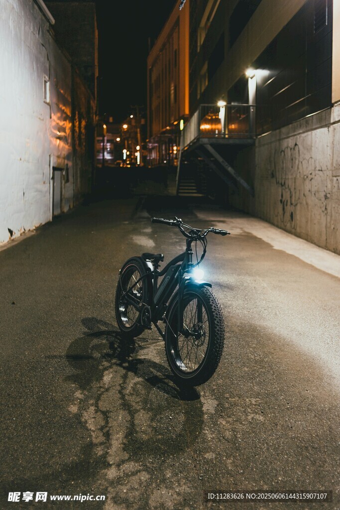 夜晚小巷中的酷炫摩托車