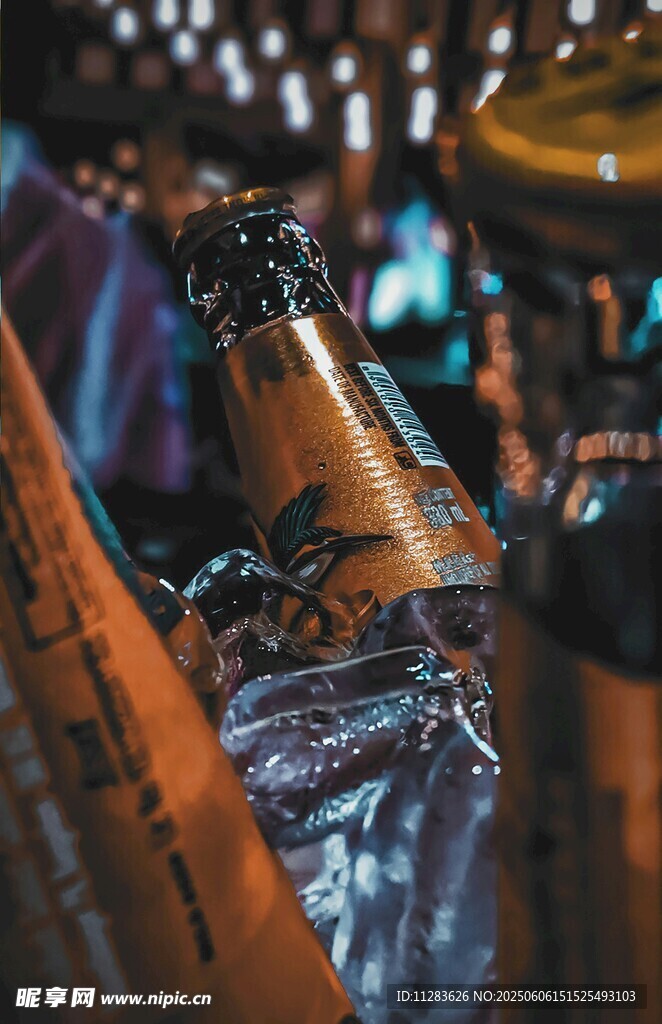 開啟的香檳酒瓶特寫
