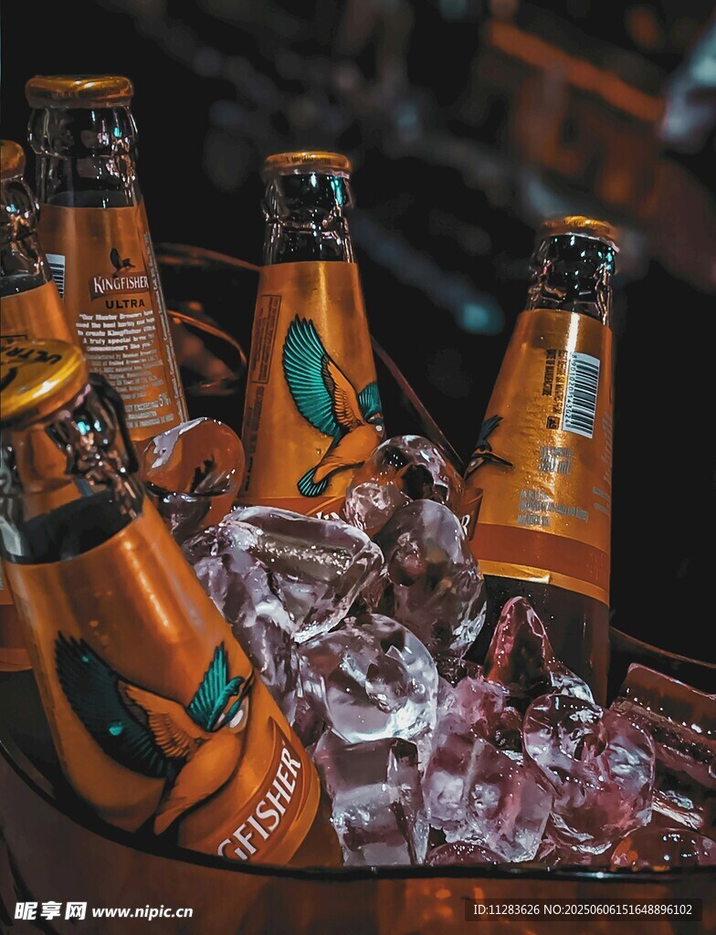 冰桶中的橙色瓶裝飲料