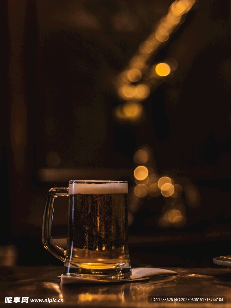 燈光下的啤酒杯