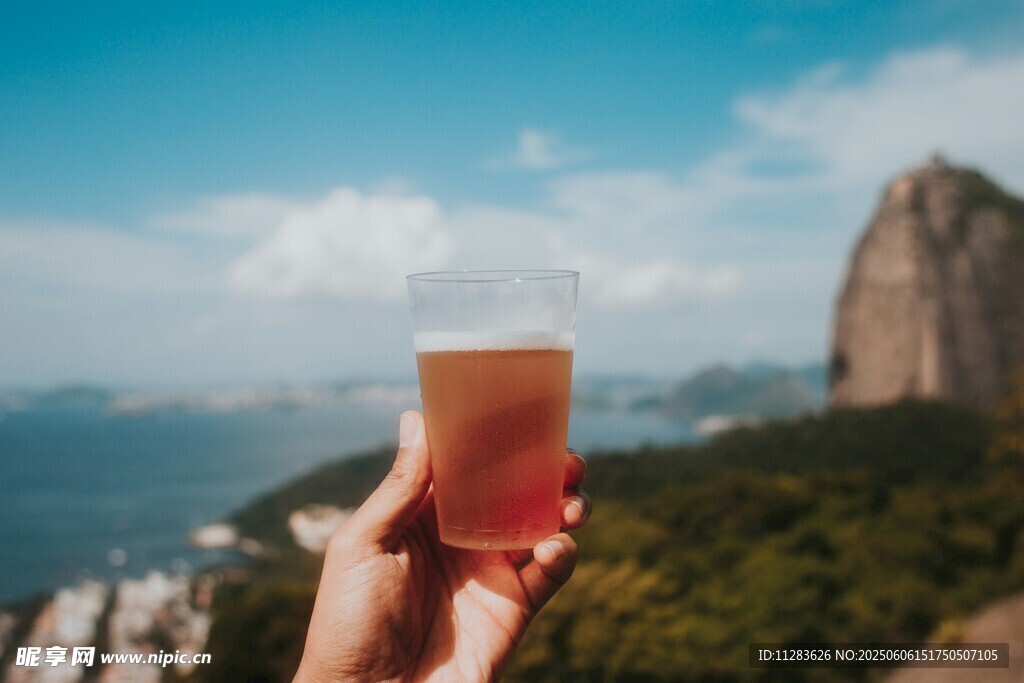 手持啤酒