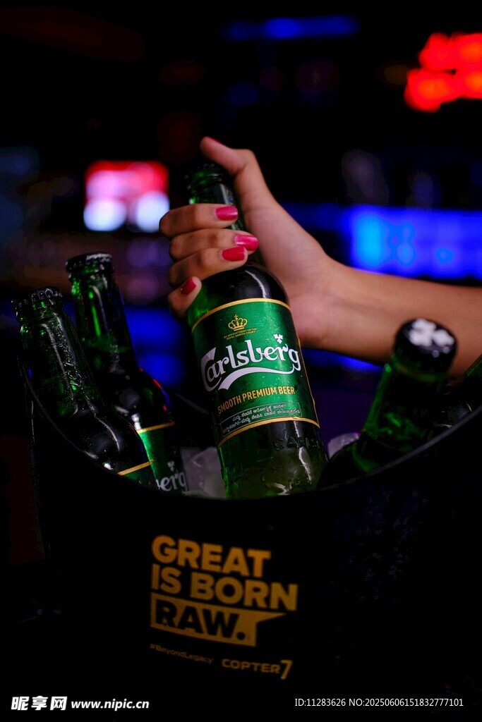 賽車手暢飲慶祝勝利時刻