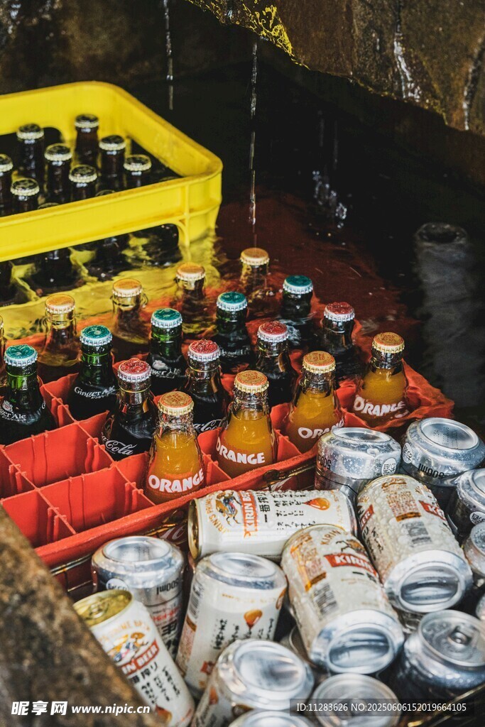 戶外堆放的多樣瓶裝罐裝飲品