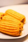 盤中香甜玉米棒