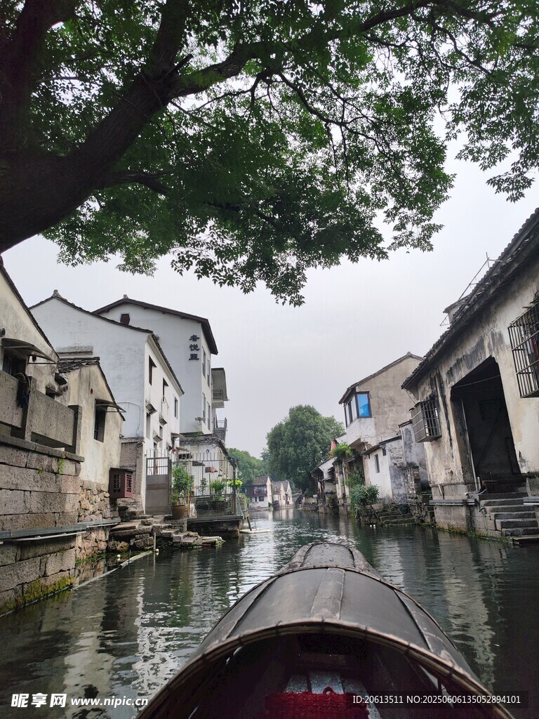 水鄉(xiāng)小船穿行