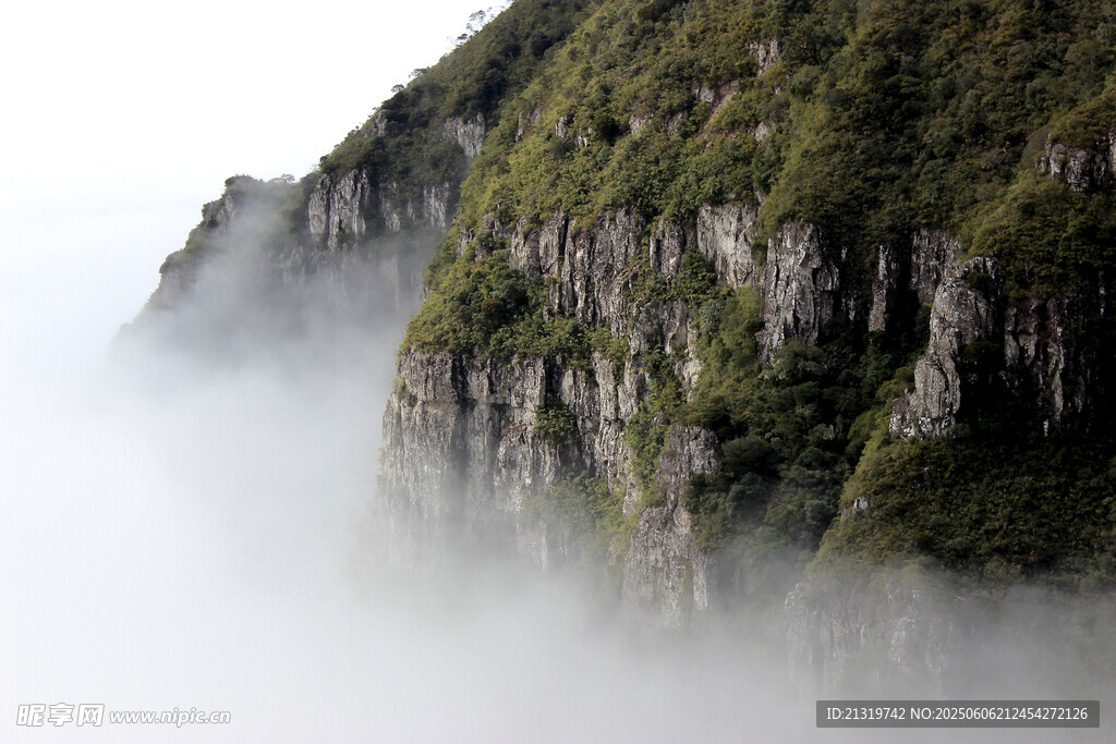 云霧繚繞的險(xiǎn)峻山峰