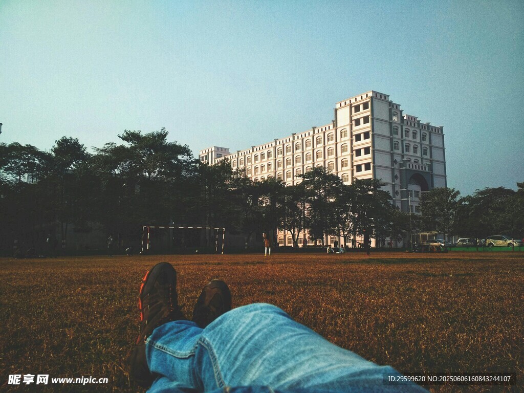 草地躺臥者與遠處建筑